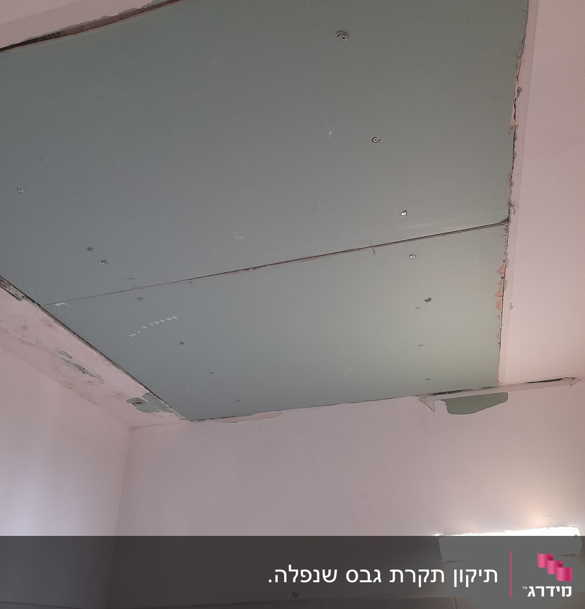 לוחות גבס מותקנים בתקרה עם ברגים חשופים